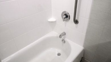 Pros and Cons of Installing a Bathtub Surround