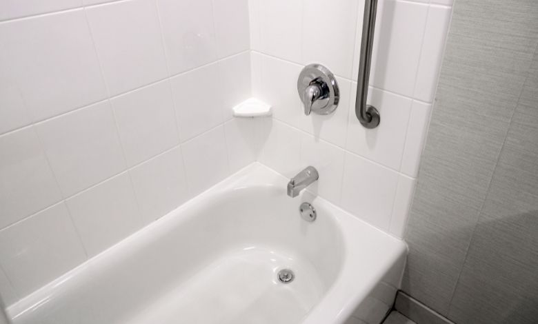Pros and Cons of Installing a Bathtub Surround