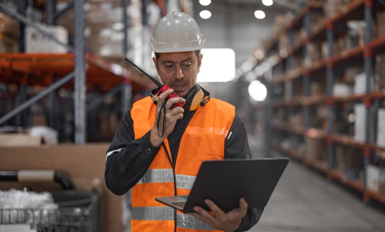 4 Reasons Two-Way Radios Encourage Workplace Safety